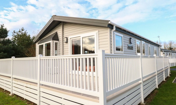 Hopton Cottage | BROADLAND SANDS LODGE, family friendly, with pool in Corton