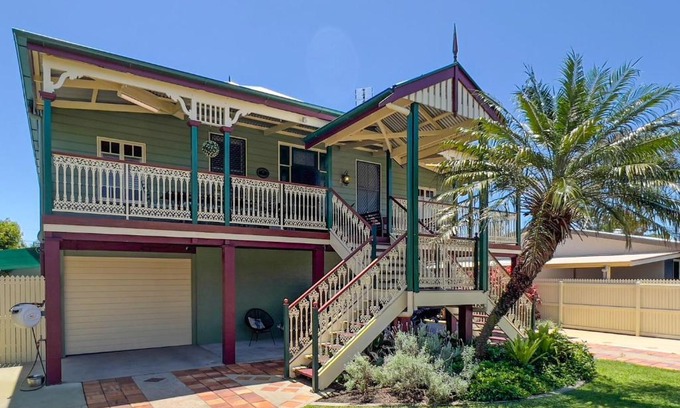 Maroochydore House | Broadsea 48 - Three Bedroom Queenslander Home with Three Ensuites, Pool and Pool House - sleeps 7!