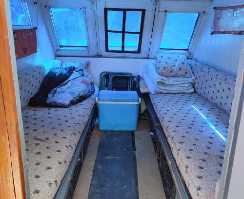 Vojvodina Boat Rental | Brodic Ruza sa pontonom i kamp kucicom