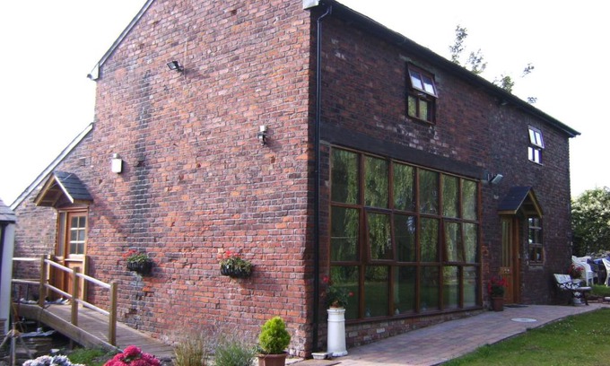 Speke Bed & Breakfast | Brook Barn B&B