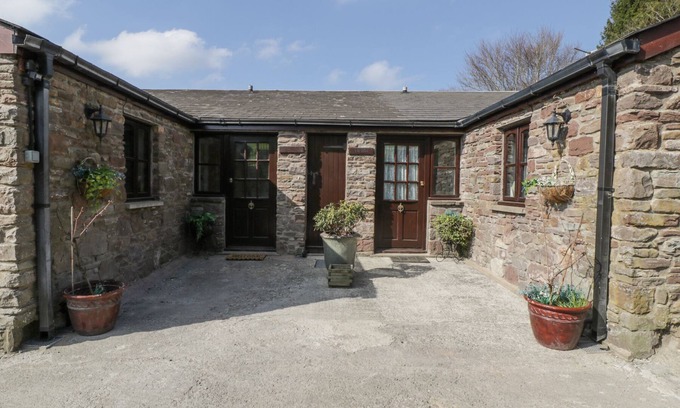 Llanwenarth Cottage | BROOK COTTAGE, pet friendly in Abergavenny