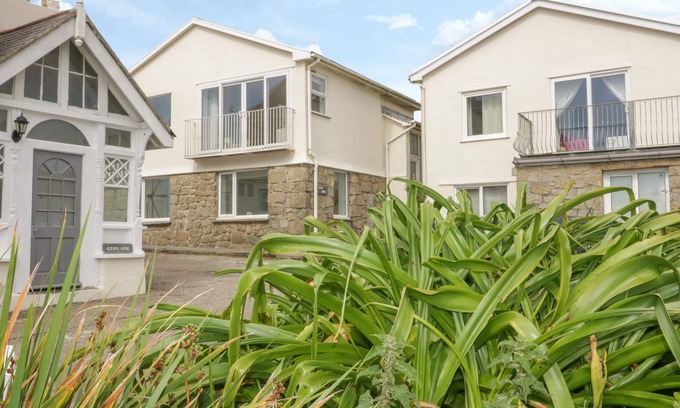 Penzance Cottage | BROOK HOUSE, pet friendly, country holiday cottage in Sennen Cove