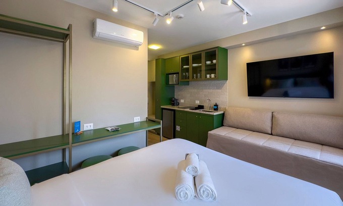 Santo Amaro House | Brooklin Studio: US Consulate & Racetrack