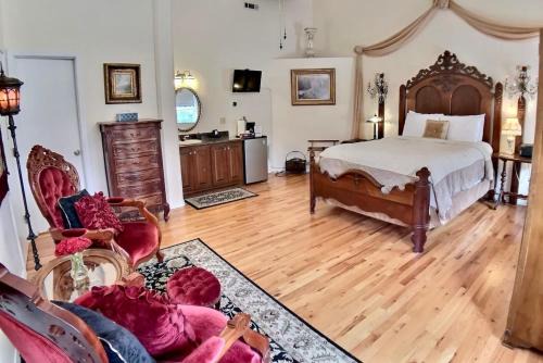 Eureka Springs Historic District Apartment | Brownstone Rose Suite Parking Walk to Dwntn