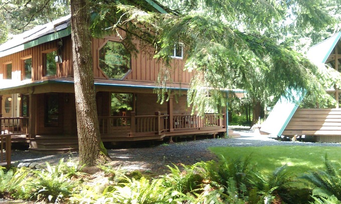 Ashford Cabin | Buchanan's Bunkhouse with saltwater hot tub! @ Mt.Rainier Entrance!