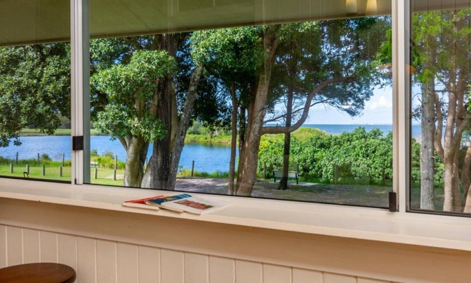 Bongaree House | Buckley's Cottage by the Sea