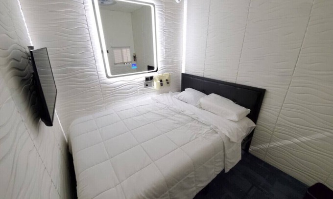 South Loop Hotel | Budget-Friendly Room| Free Coffee | Downtown