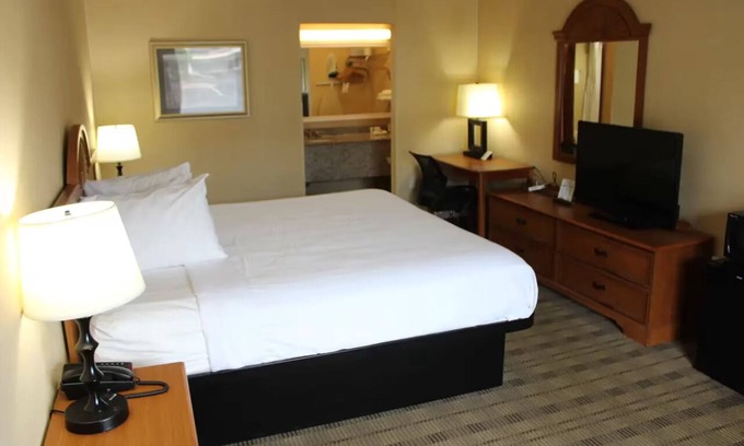 Lynchburg Hotel | Budget Room Near Blackwater Creek Natural Area – 3.2 Miles l Breakfast Included
