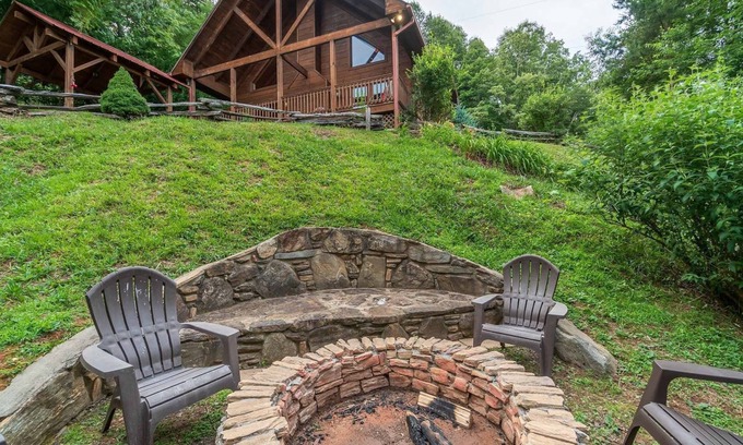 Cherokee Cabin | Buffalo Hollow - Free Train Tours + Fun - Luxurious Accommodations, Rustic-Style