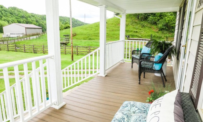 Willis Cottage | Buffalo Mtn Getaway Cottage