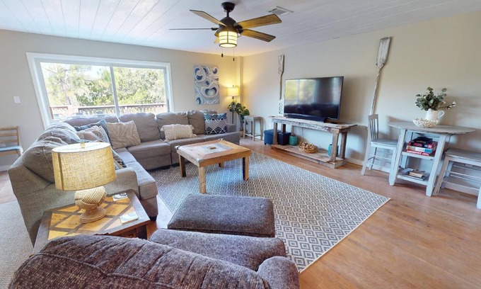 Tybee Island House | Bulldawg Beach Bunker - Small Dog Friendly