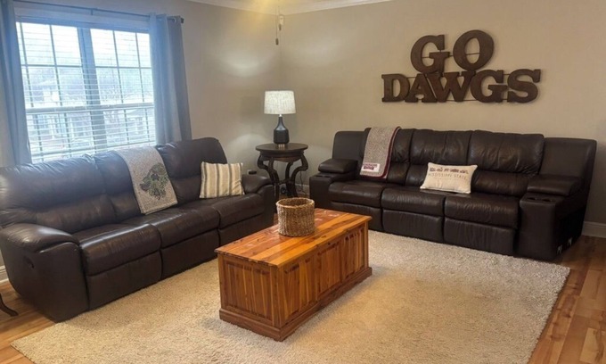 Starkville Apartment | Bully's Retreat is a charming 2-bedroom apartment in vibrant Starkville