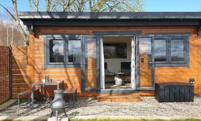 Forfar Cabin | Bumblebee Cabin at Redroofs