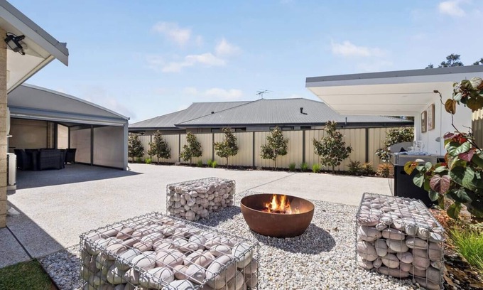 Quindalup House | Buone Vacanze Alfresco Living and Coastal Adventures