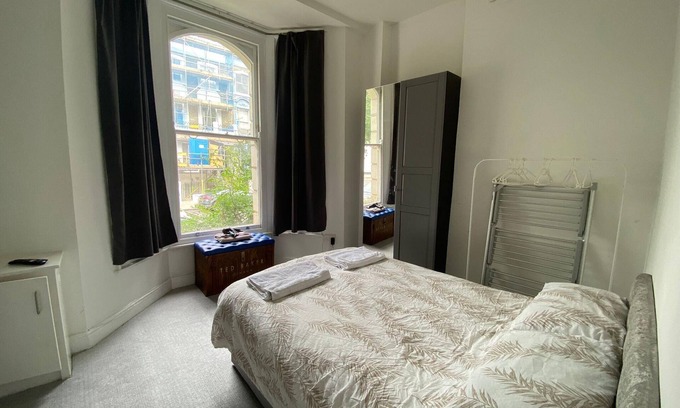 Golborne Apartment | Bustling Western Apartment