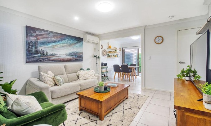 Surfers Paradise Apartment | 'Buzzing Surfers' Vibrant Indoor-outdoor Lifestyle