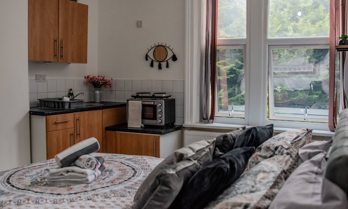 Bradford Apartment | Bv Comfy Studio At Maningham Lane Bradford