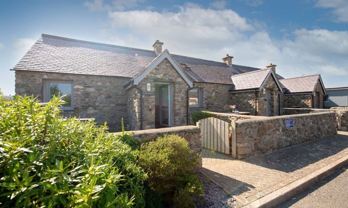 Ty Croes Cottage | Bwthyn Dwynwen: Rustic Pet-Friendly Cottage in Aberffraw | Managed by Anglesey Holiday Lettings