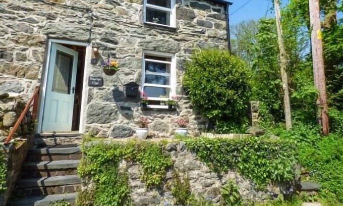 Llanbedr-y-cennin Cottage | BWYTHYN CLYD, pet friendly, character holiday cottage in Tal-Y-Bont