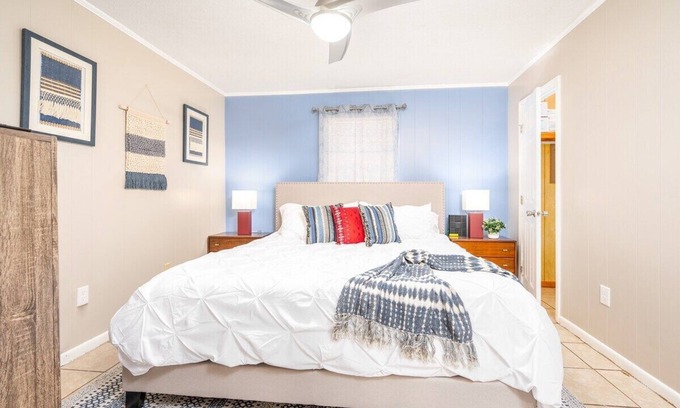 Pineville Apartment | By Downtown | WFH👩💻 | 55" TV |King 🛏 | Free🅿️ |Pets✅