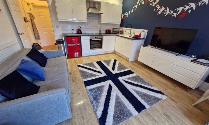 Westbrook Apartment | By The Bay Apartment - Mins to Beaches , Margate Old Town & Private Parking