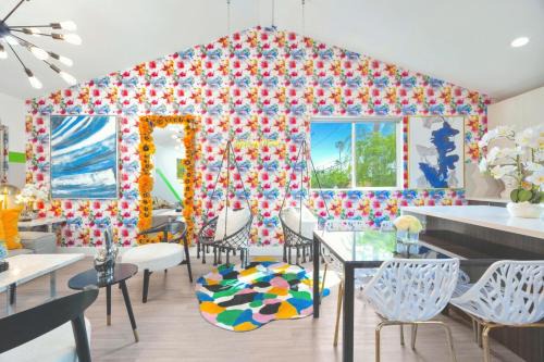 North Hollywood Apartment | C- Vibrant and Glam NoHo Pad near U-Studios and H-Sign