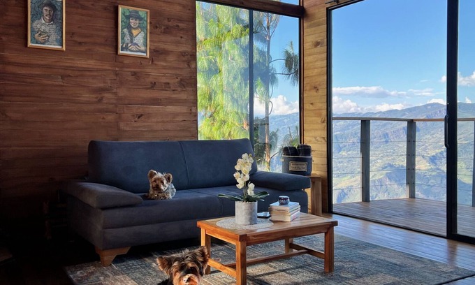 Macanal Cabin | Cabaña de Lujo con Vista de 270° en Medio de la Montaña Colombiana