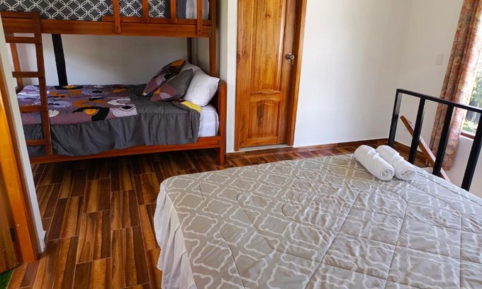 Mindo House | Cabaña Familiar Golden Tanager