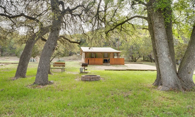 Concan Cabin | 'Cabana Sol' Cabin: 4 Mi to Garner State Park