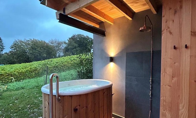Incourt Hotel | Cabanes avec jacuzzi les pieds dans la vignes