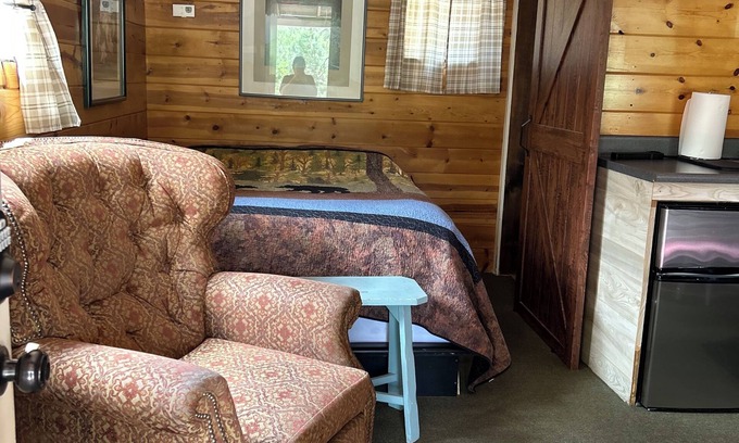 Payson Cabin | Cabin 1 - Sweetheart Deluxe Cabin - Two-room Cabin w/Indoor Jacuzzi