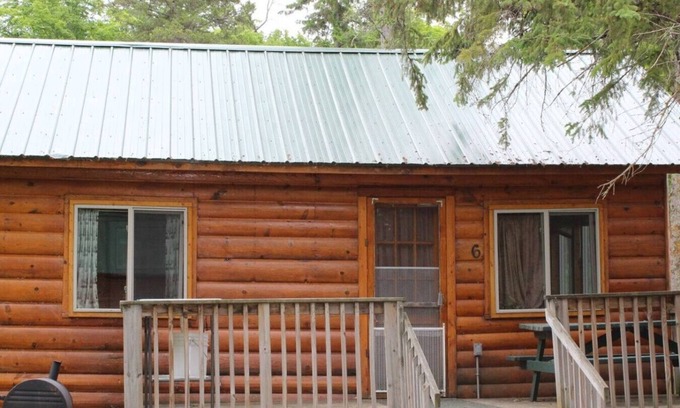Deer River Cabin | Cabin 6 - Classic cabin with a dockside deck
