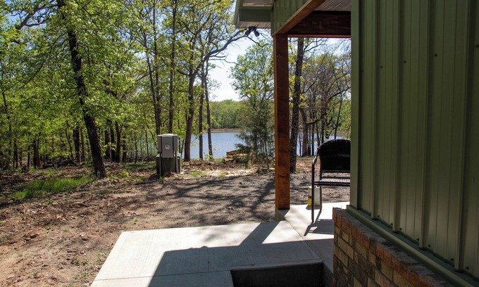 Carlisle Cabin | Cabin Bunkhouse with Hot tub Private Lake view in Vian, OK!