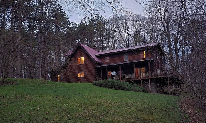 South Butler Cabin | Cabin in Hannibal with Hot tub and Sauna