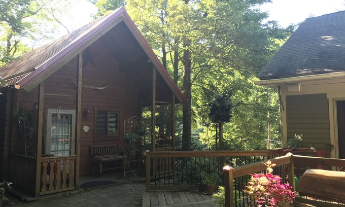 Ashfield Cabin | Cabin In the Trees In historic Jim Thorpe, on the side of Flagstaff Mountain