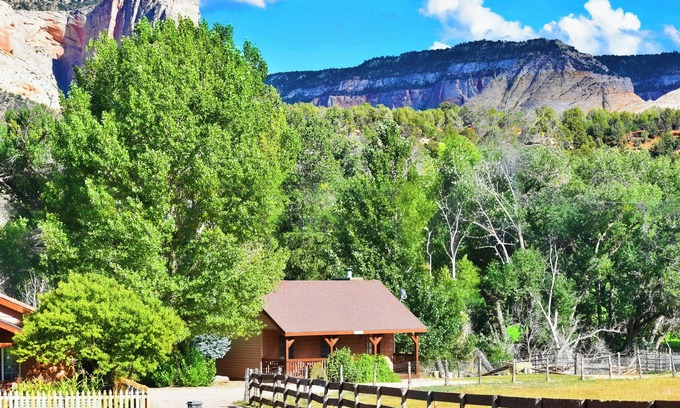 Zion National Park East Entrance Cabin | Cabin Near the Woods -Pool - Hot Tub -Breakfast -Quiet Side of Zion -Near Bryce