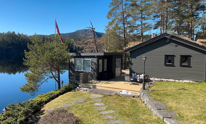 Seljord Cabin | Cabin pearl at Seljordsvatn with its own annex, jetty, private beach and boat