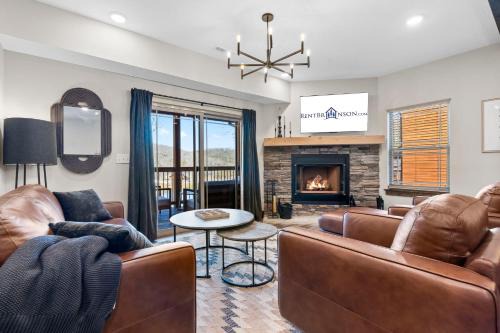 Hollister House | Cabin w Water View-Community Indoor Pool-Pvt Hot Tub-Free Local Attraction Tickets