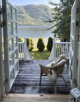 Glomset House | Cabin With Shoreline By Brusdalsvannet Lake