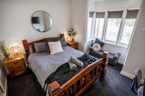 Parkes House | Cabo’s On Currajong Warm, Cosy and Welcoming