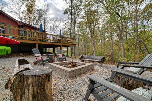 Cadiz House | Cadiz Vacation Home with Deck Walk to Lake Barkley