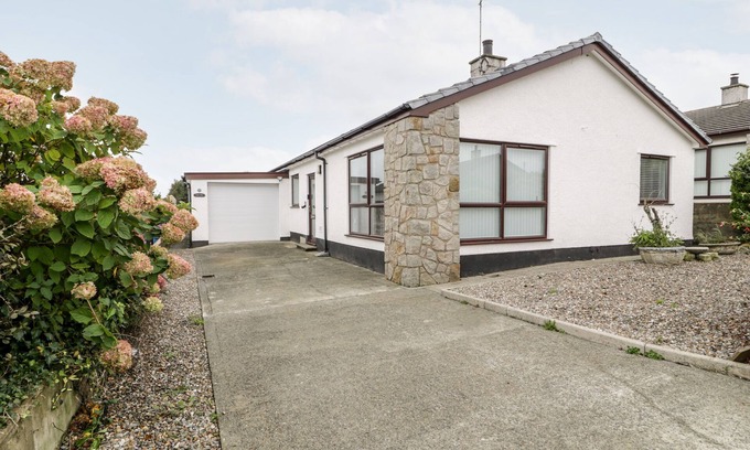 Newborough House | CAE TEG, pet friendly, with a garden in Niwbwrch (Newborough)