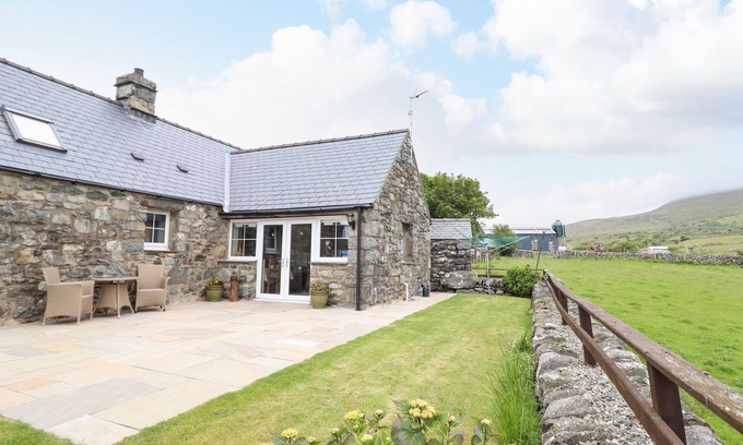 Dyffryn Ardudwy Cottage | CAERFFYNON BACH, romantic, with a garden in Dyffryn Ardudwy
