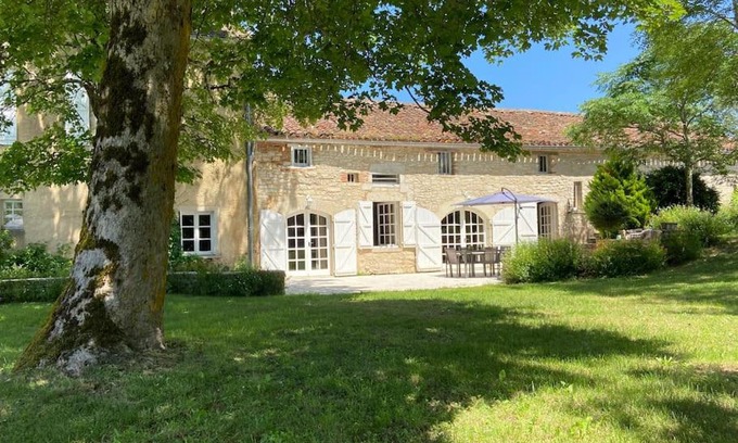 Valroufie House | Cahors - Lot - Les Lumières du Causse - Domaine en pierres blanches avec vue sur les causses
