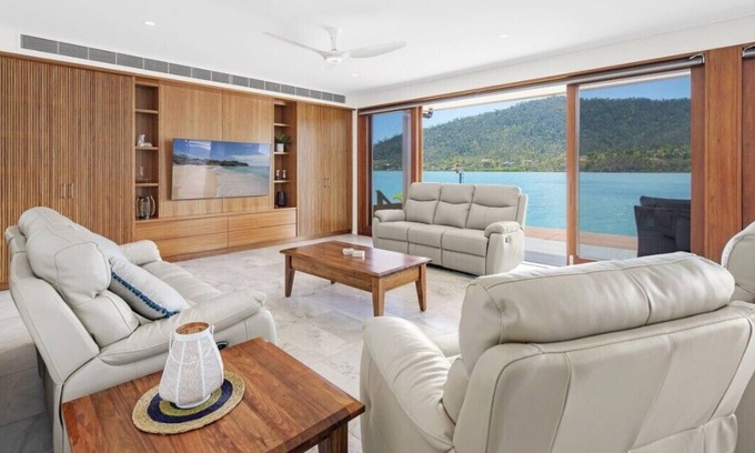 Airlie Beach House | Cala 14 – A Paradise Private Collection Luxury Home with Stunning Water Views