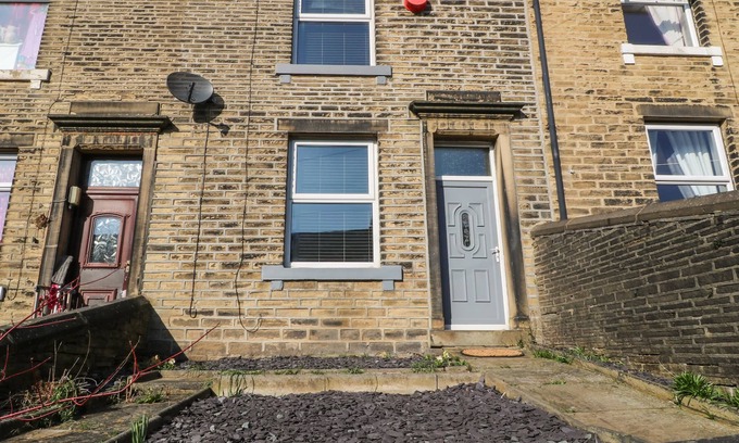 Sowerby Bridge Cottage | CALDER COTTAGE, character holiday cottage in Sowerby Bridge