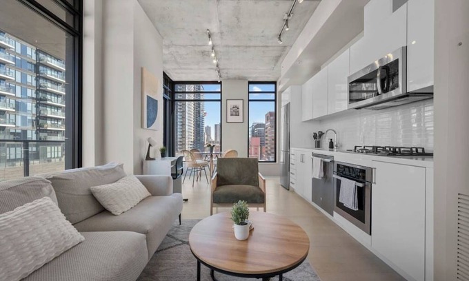 Connaught Apartment | Calgary Tower View | King Bed | Pool | Gym | AC