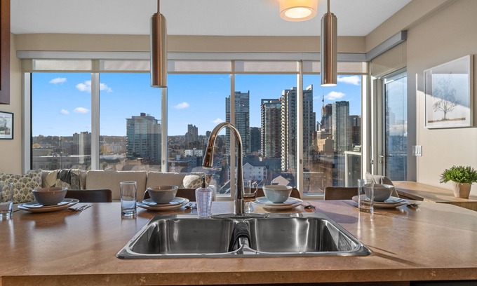Beltline Apartment | Calgary Tower Views / King Bed 2BR with UG Parking, Downtown, Walk to Saddledome