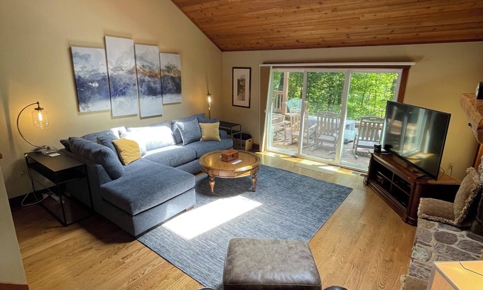Nellysford House | Calm Creek Retreat - golf course view, spacious deck, open entertainment area!