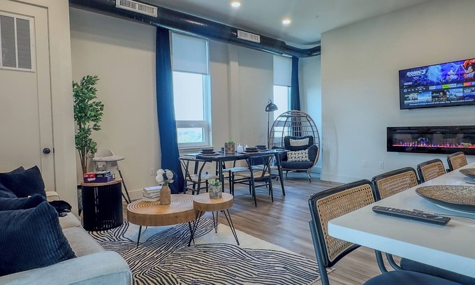 East Orange Apartment | Calm Oasis! 2bath & Sleeps 10 by train - 1 FREE Park